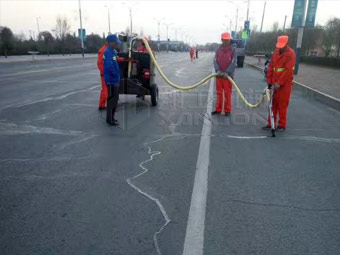 強(qiáng)化春季公路養(yǎng)護(hù)，保證道路通暢